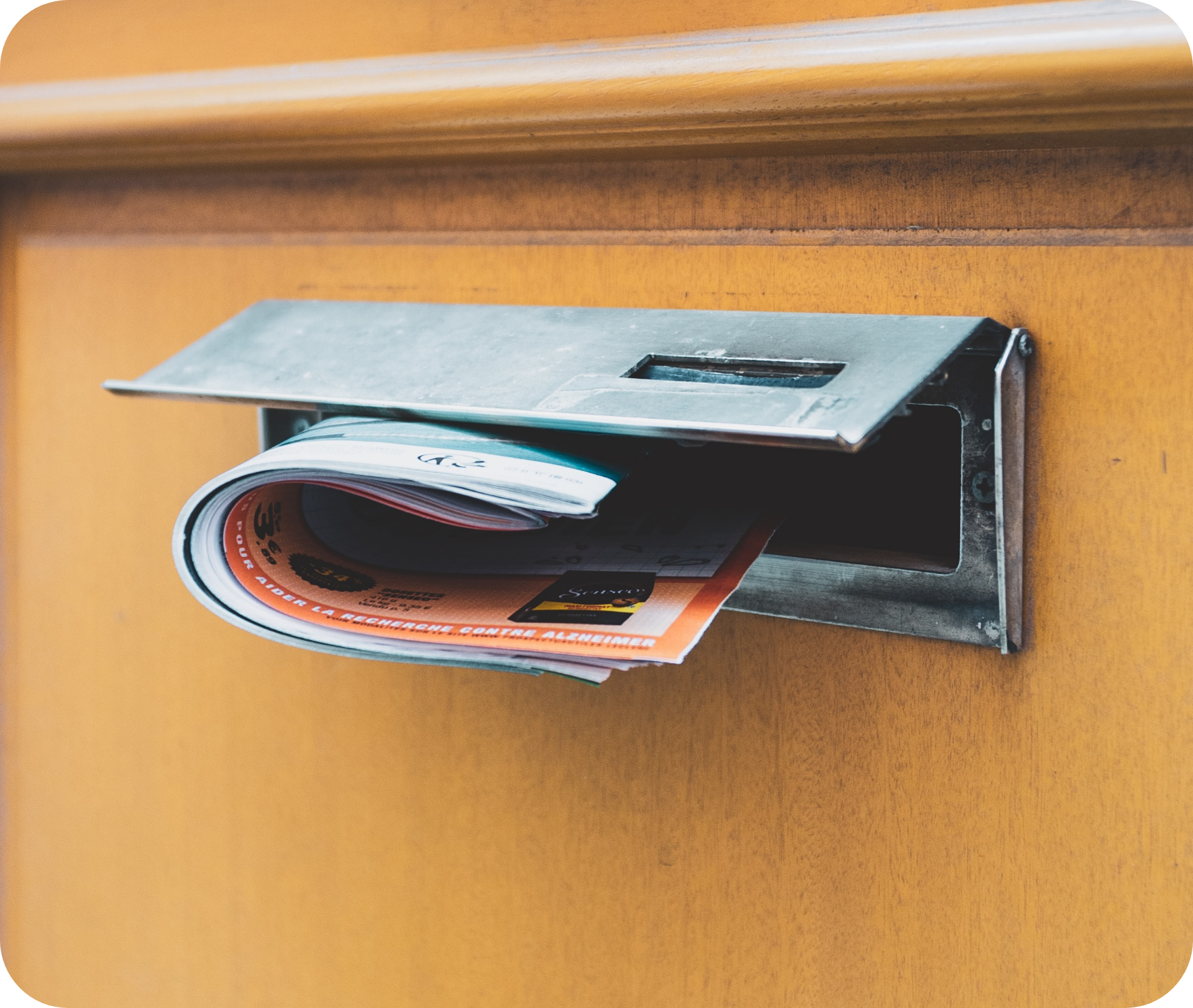mihai-moisa-Mz1IUOgOvKU-unsplash lettre dans une boîte aux lettres