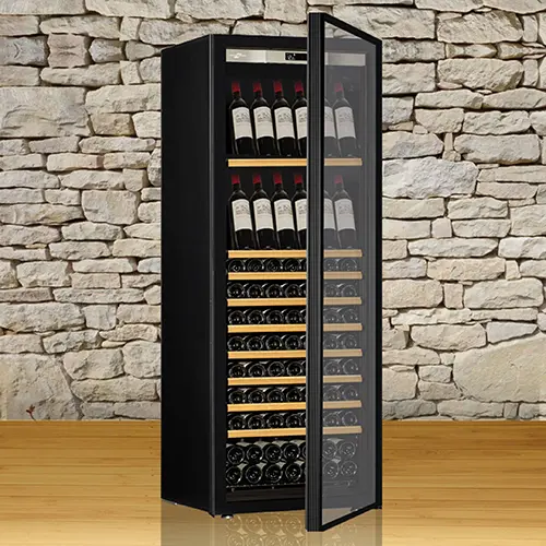 Cave à vin de vieillissement avec une porte. La cave est remplie de bouteilles de vin