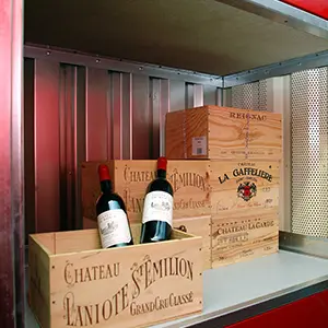 Des bouteilles de vin sont rangées dans des caissons en bois.