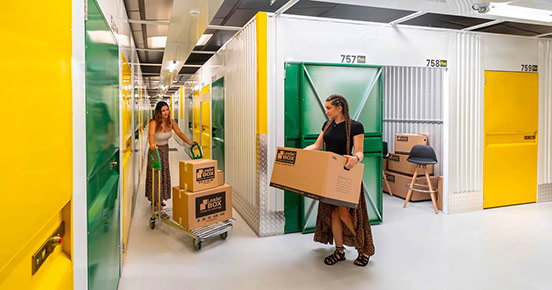 Intérieur d'un centre de stockage Leader Box à Toulouse. Vue sur des garde-meubles.