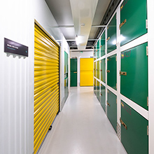 L'un des couloirs du centre de stockage Leader Box Toulouse Est, avec des boxes de différentes tailles