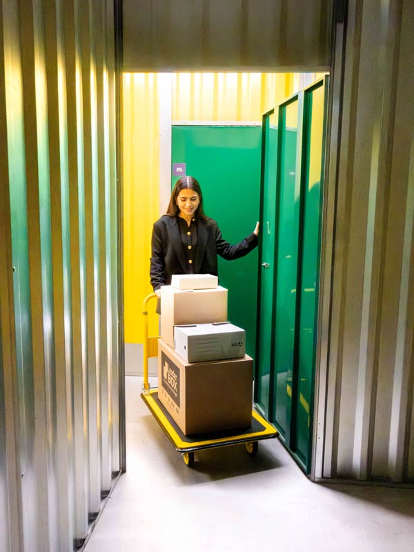 Garde-meuble à Aucamville : cliente ouvrant son box de stockage (Leader Box Toulouse Nord)