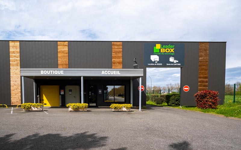 Vue extérieure du bâtiment Leader Box Toulouse Sud (centre de stockage près de Portet-sur-Garonne)