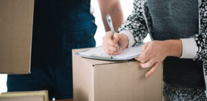 Femme signe un document pour son déménagement