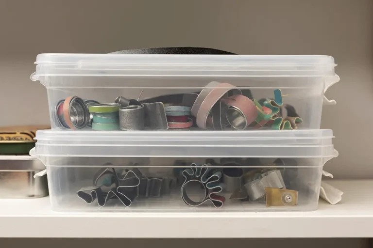 Boites en plastique de rangement empilées