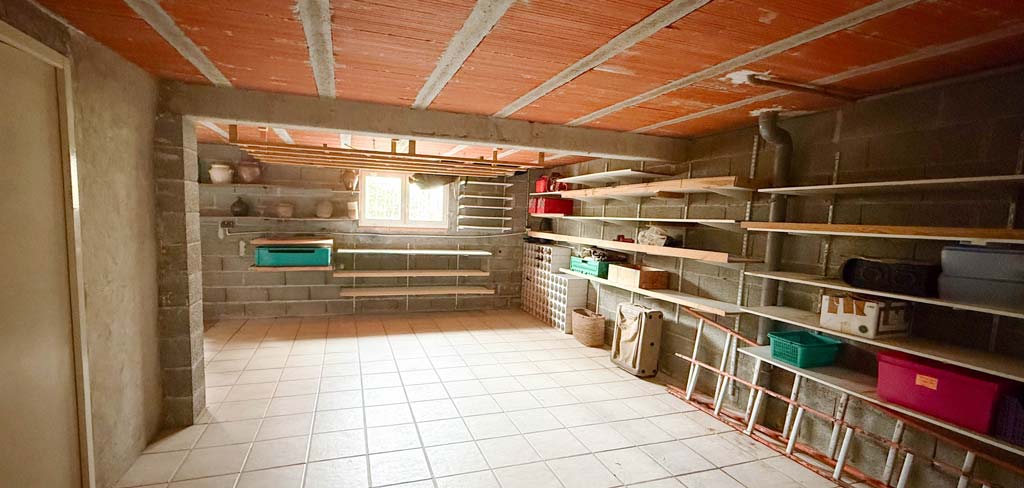 Garage rangé avec des étagères murales